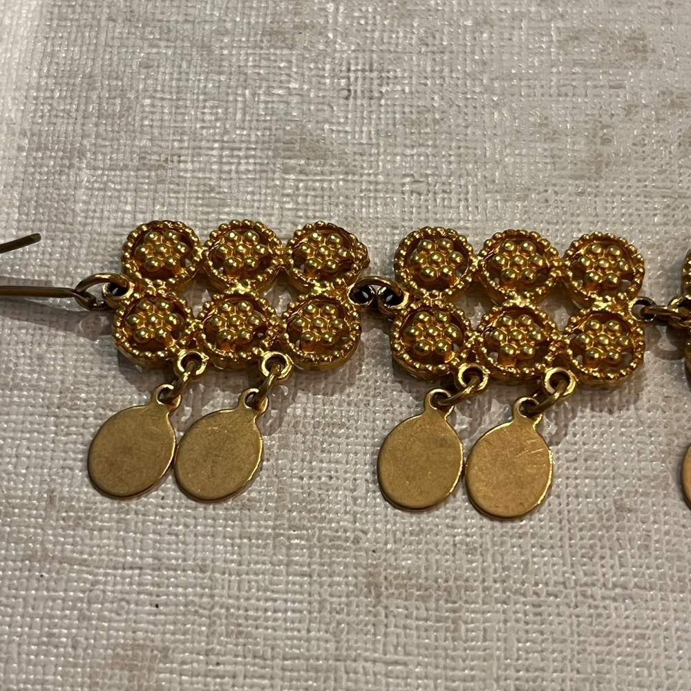 Vintage bright gold medallion dangling choker necklace. Adjustable - Picture 2 of 5